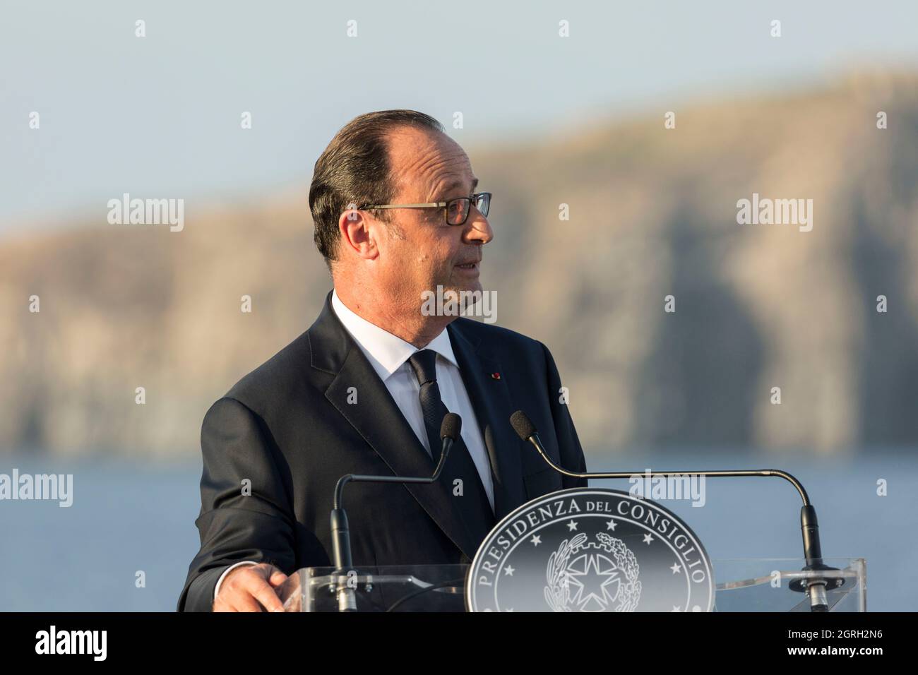 Der ehemalige französische Präsident Francois Hollande sprach auf einem italienisch-deutsch-französischen Gipfel an Bord des italienischen Flugzeugträgers Garibaldi Stockfoto