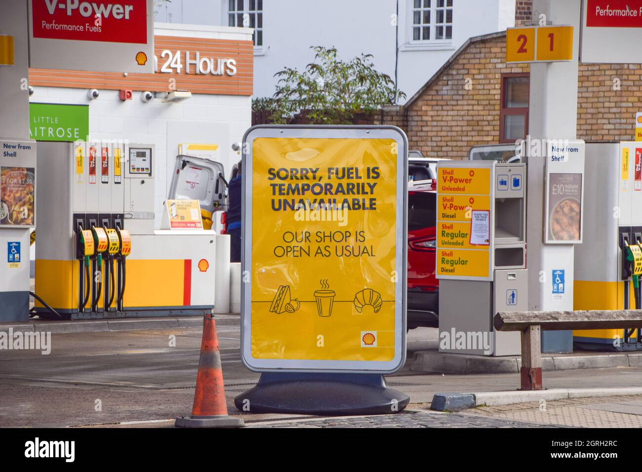 London, Großbritannien. Oktober 2021. Schild „Sorry, Fuel is temporarily unavailable“ an einer Shell-Station auf der Holloway Road, der nach der Wiedereröffnung nur einen Tag lang kein Benzin mehr zur Verfügung stand. An vielen Tankstellen ist aufgrund des Mangels an Lkw-Fahrern im Zusammenhang mit dem Brexit und des panischen Kaufs Benzin ausgelaufen. Kredit: Vuk Valcic / Alamy Live Nachrichten Stockfoto