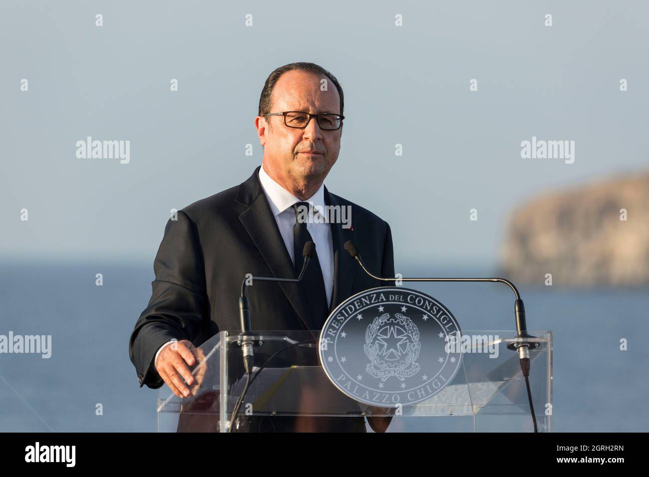 Der ehemalige französische Präsident Francois Hollande sprach auf einem italienisch-deutsch-französischen Gipfel an Bord des italienischen Flugzeugträgers Garibaldi Stockfoto