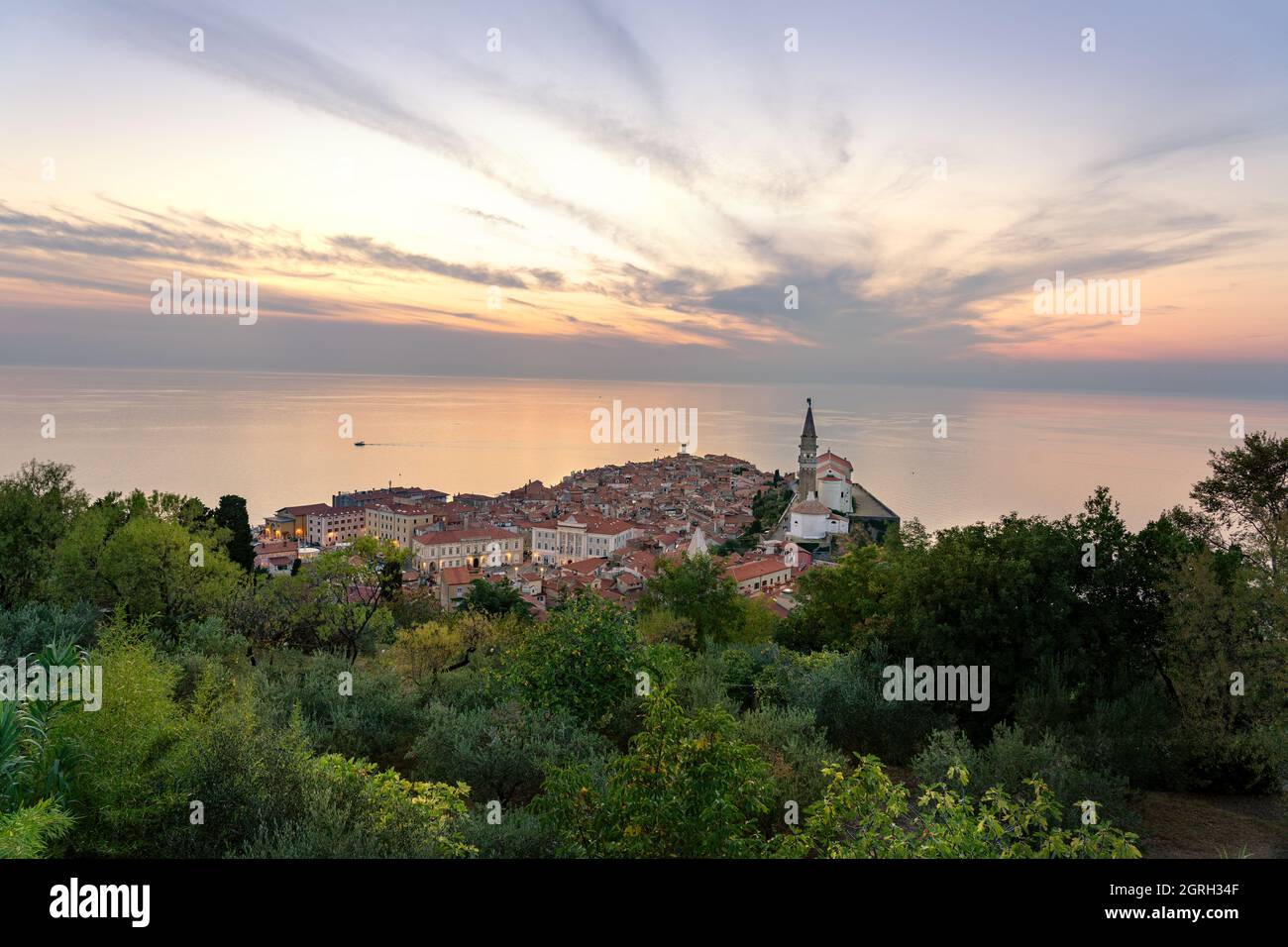 Atemberaubende Aussicht auf den Sonnenuntergang von der stadtmauer von piran Piransko obzidje . Stockfoto