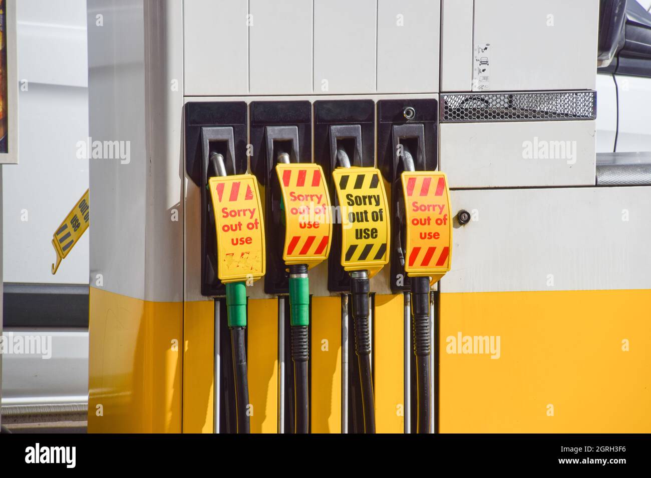 London, Großbritannien. 1. Oktober 2021. Schilder „Sorry, out of use“ decken die Benzinpumpen an einer Shell-Station in Islington ab. An vielen Tankstellen ist aufgrund des Mangels an Lkw-Fahrern im Zusammenhang mit dem Brexit und des panischen Kaufs Benzin ausgelaufen. Stockfoto