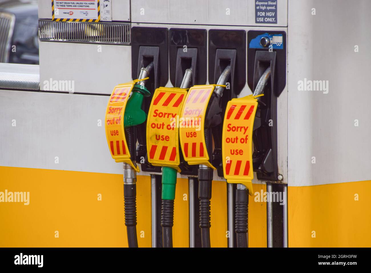 London, Großbritannien. 1. Oktober 2021. Schilder „Sorry, out of use“ decken die Benzinpumpen an einer Shell-Station in Islington ab. An vielen Tankstellen ist aufgrund des Mangels an Lkw-Fahrern im Zusammenhang mit dem Brexit und des panischen Kaufs Benzin ausgelaufen. Stockfoto