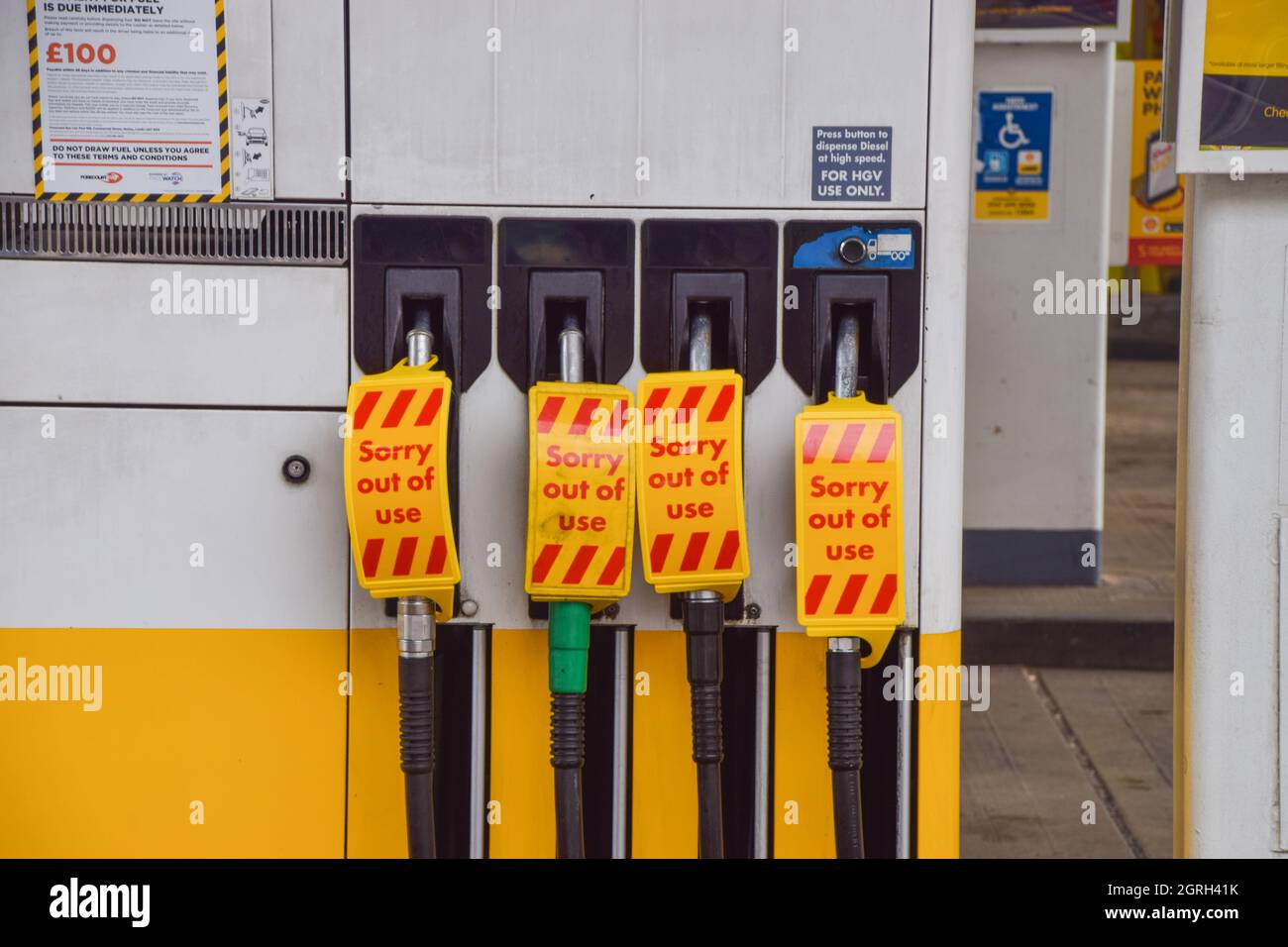 London, Großbritannien. 1. Oktober 2021. Schilder „Sorry, out of use“ decken die Benzinpumpen an einer Shell-Station in Islington ab. An vielen Tankstellen ist aufgrund des Mangels an Lkw-Fahrern im Zusammenhang mit dem Brexit und des panischen Kaufs Benzin ausgelaufen. Stockfoto