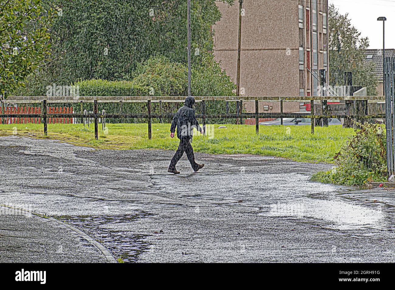 Glasgow, Schottland, Großbritannien, 1. Oktober 2021. Wetter in Großbritannien: Starker Regen und Wind der Sturm Arwen an der Forth und clyde Kanalstraße überflutete, als Einheimische versuchten, vorbei zu kommen. Quelle: Gerard Ferry/Alamy Live News Stockfoto