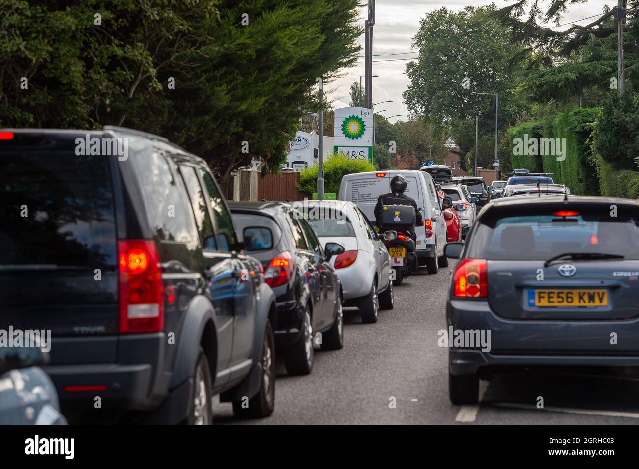 Old Windsor, Großbritannien. Oktober 2021. Heute gab es auf der Straight Road in Old Windsor Szenen des Chaos, als Autofahrer nach einer Lieferung Schlange standen, um Kraftstoff zu tanken. Es gab auch Straßenarbeiten und Autofahrer wurden sehr heiß unter dem Kragen im Verkehr stecken. Trotz der Versicherungen von Boris Johnson, dass sich die Kraftstoffkrise bessert, geht die Panik beim Kauf von Benzin und Diesel weiter, da die Kraftstofflieferungen nach einem Mangel an Tankwagenfahrern immer noch zeitweilig sind. Quelle: Maureen McLean/Alamy Live News Stockfoto