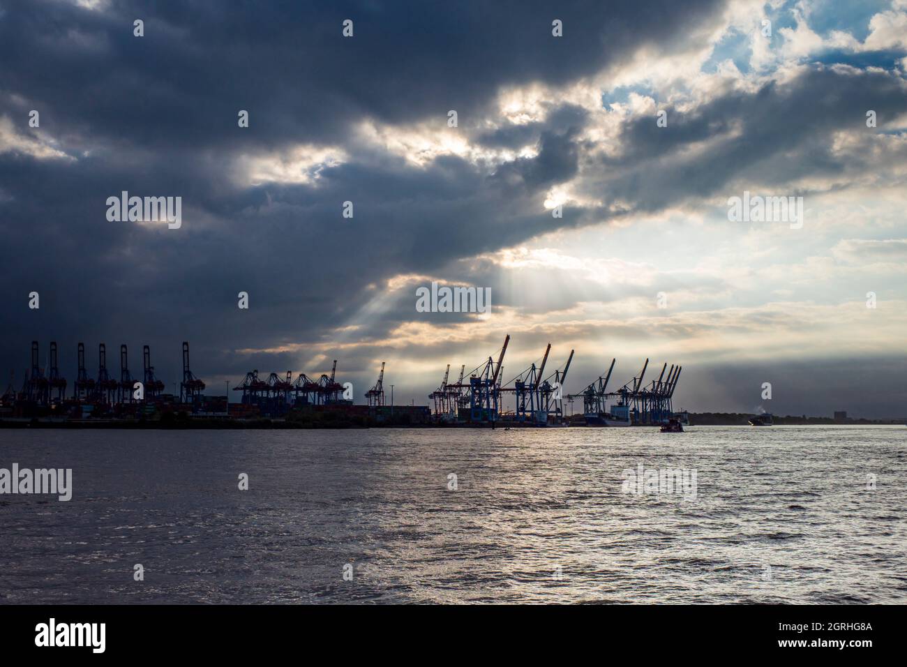 Dunkle Wolken über dem Hafen Stockfoto