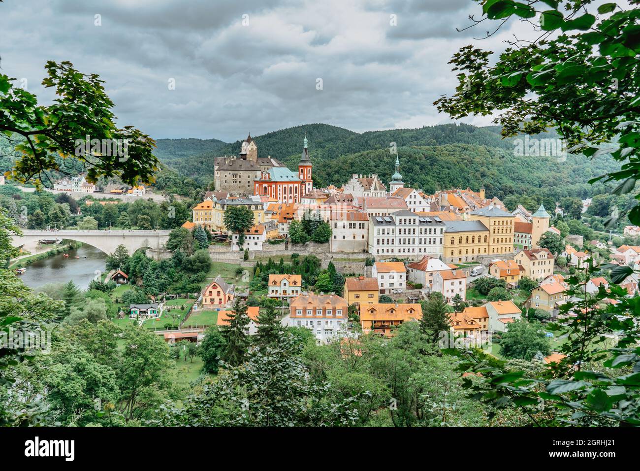 Panoramablick auf die berühmte mittelalterliche Stadt Loket, Elbogen, mit bunten Häusern und Steinburg über dem Fluss, Tschechische Republik Stockfoto