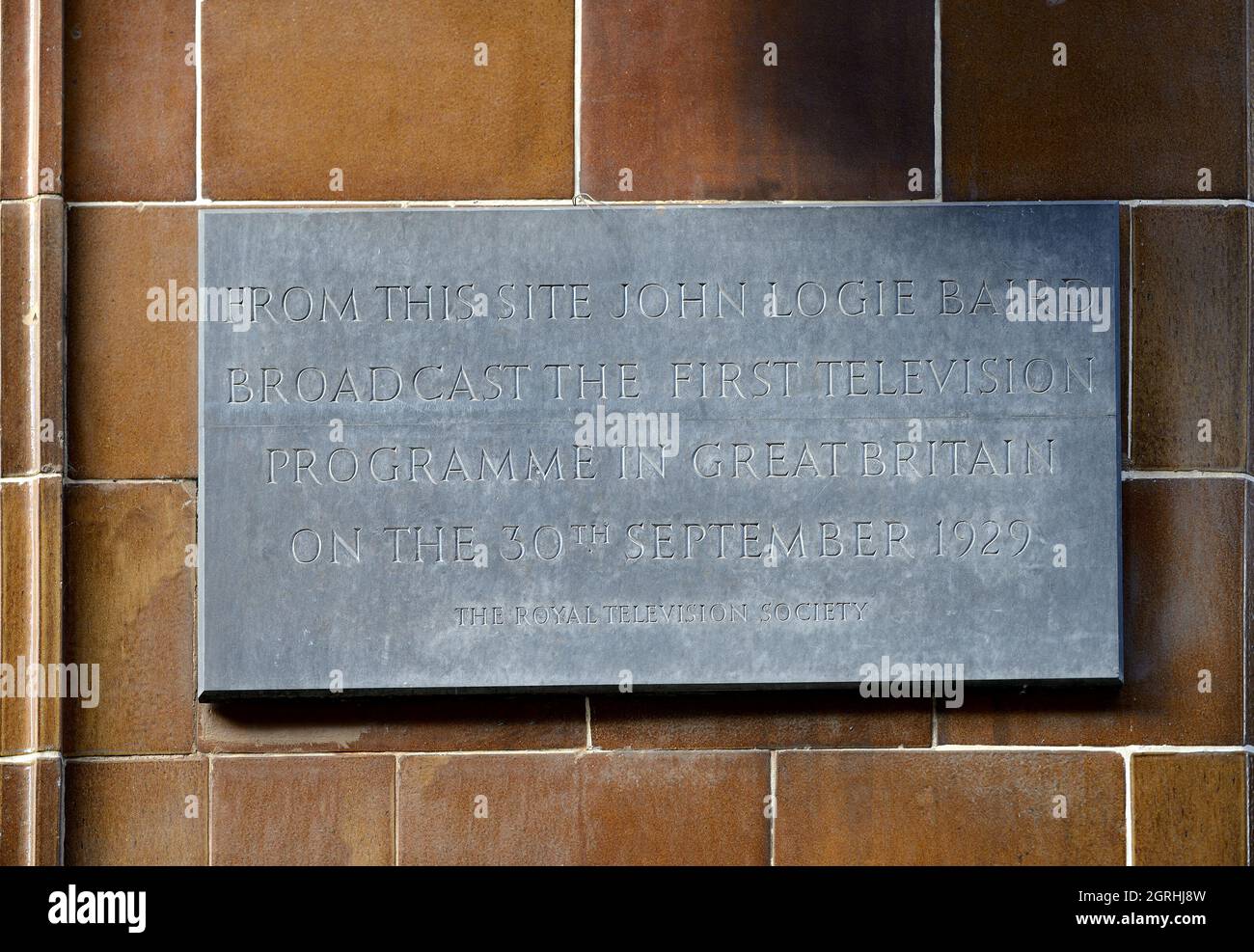 London, Großbritannien. Gedenktafel: „John Logie Baird sendete von dieser Seite am 30. September 192 die erste Fernsehsendung in Großbritannien Stockfoto