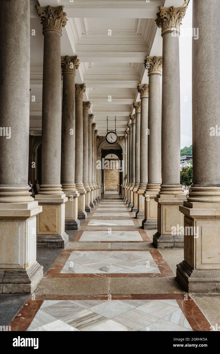 Das Innere der Mühlenkolonnade in Karlsbad, Karlsbad, Tschechien.die großen europäischen Heilbäder wurden 2021 in die UNESCO-Liste aufgenommen.Stadt mit natürlicher Quelle Stockfoto