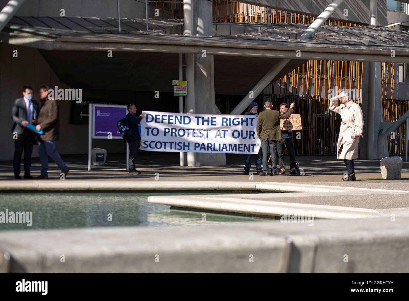 Edinburgh, Schottland, Großbritannien. Oktober 2021. IM BILD: Sean Clerkin von Action for Scotland protestiert vor dem schottischen Parlament mit einem riesigen Transparent mit der Aufschrift: „VERTEIDIGT DAS RECHT, VOR UNSEREM SCHOTTISCHEN PARLAMENT ZU PROTESTIEREN“. Quelle: Colin Fisher/Alamy Live News Stockfoto