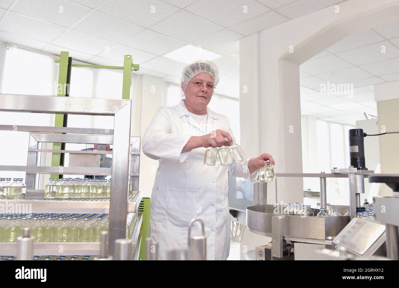 Medizinische Produkte Fertigung in einer modernen Fabrik - Glasflaschen mit Medikationen auf Transportband Stockfoto