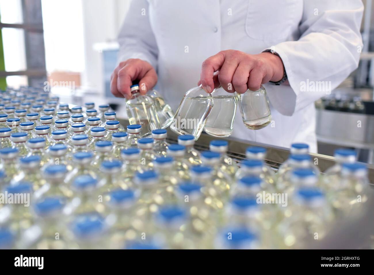 Medizinische Produkte Fertigung in einer modernen Fabrik - Glasflaschen mit Medikationen auf Transportband Stockfoto