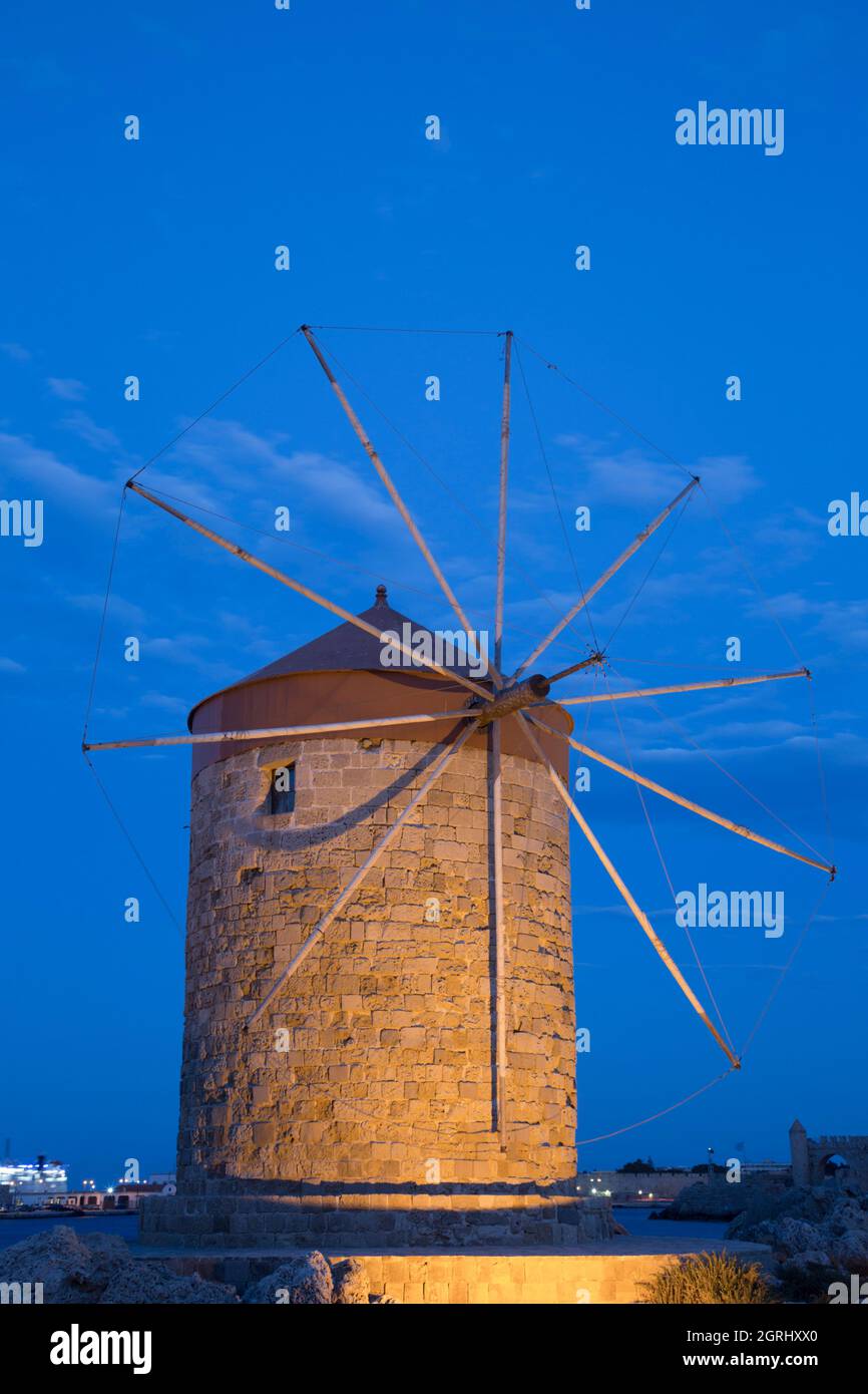 Abend, Windmühlen von Mandraki, Mandraki Harbour, Rhodos, Dodekanes Island Group, Griechenland Stockfoto
