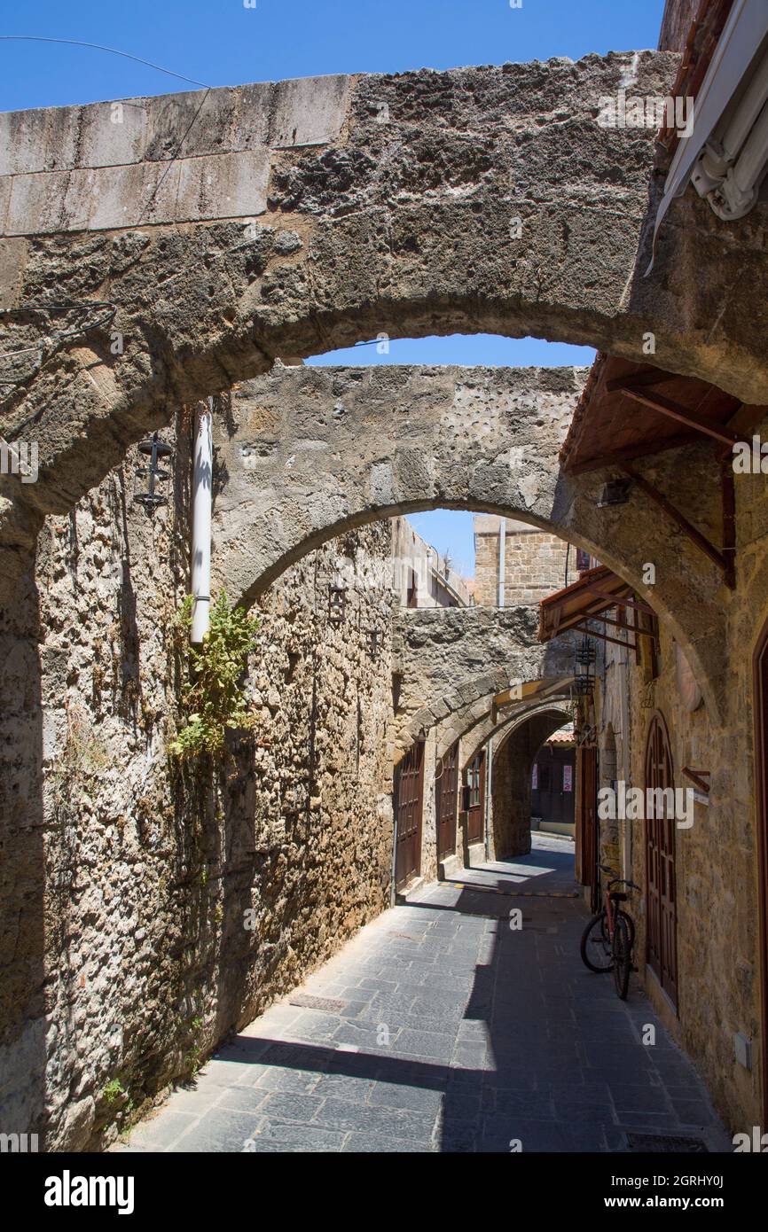 Straße mit Erdbebenstützungen, Altstadt von Rhodos, Rhodos, Dodekanes Island Group, Griechenland Stockfoto