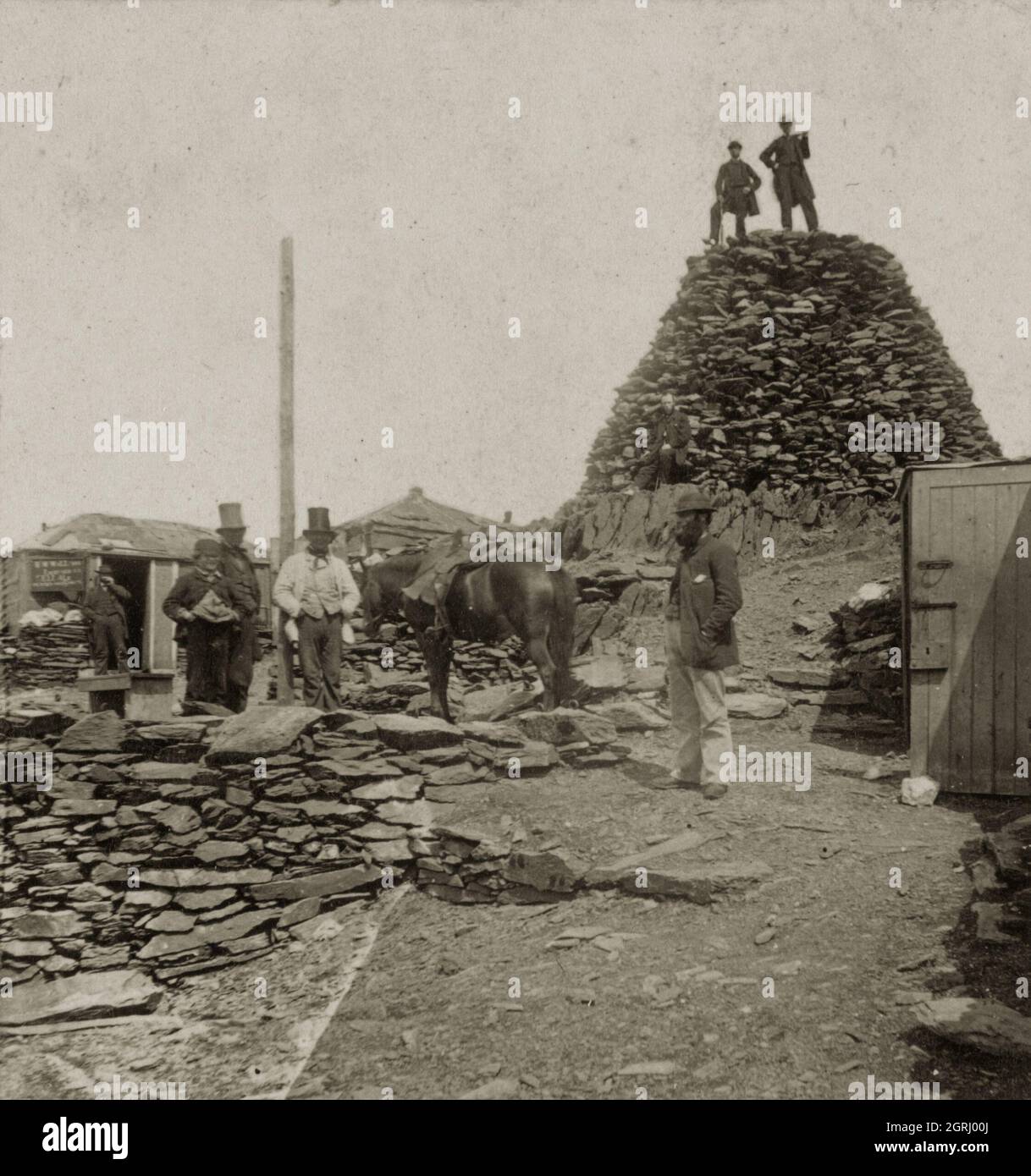 Vintage-Foto von etwa 1860 der Gipfelhotels auf Mount Snowdon oder Yr Wyddfa in Nord-Wales, Großbritannien. In der viktorianischen Zeit gab es eine Reihe von Hütten, die Erfrischungen dienten und Touristen, die den Berg besuchten, Schutz bieten. Stockfoto