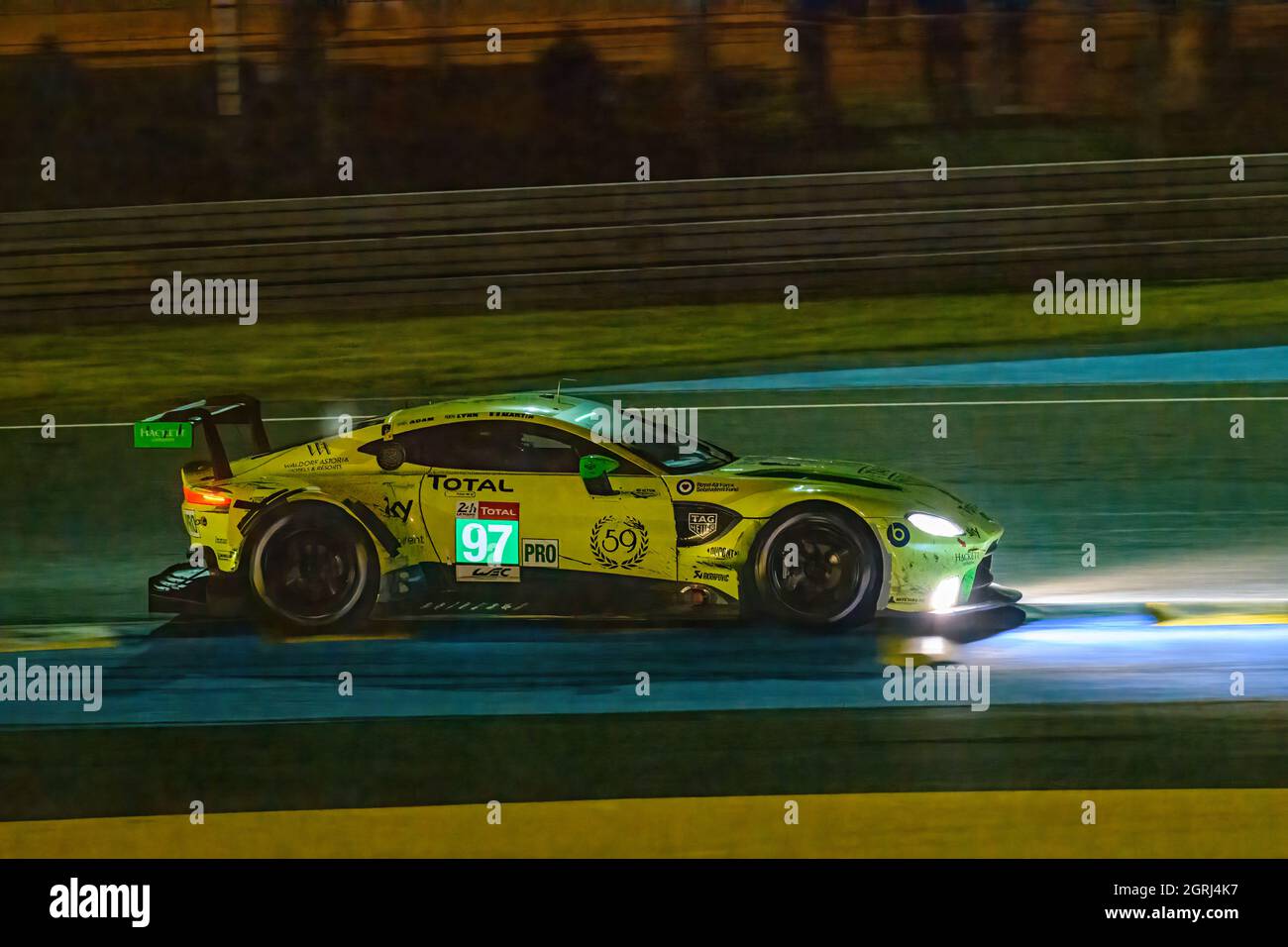 Aston Martin raste durch die Nacht, Lemans 24 Stunden Stockfoto