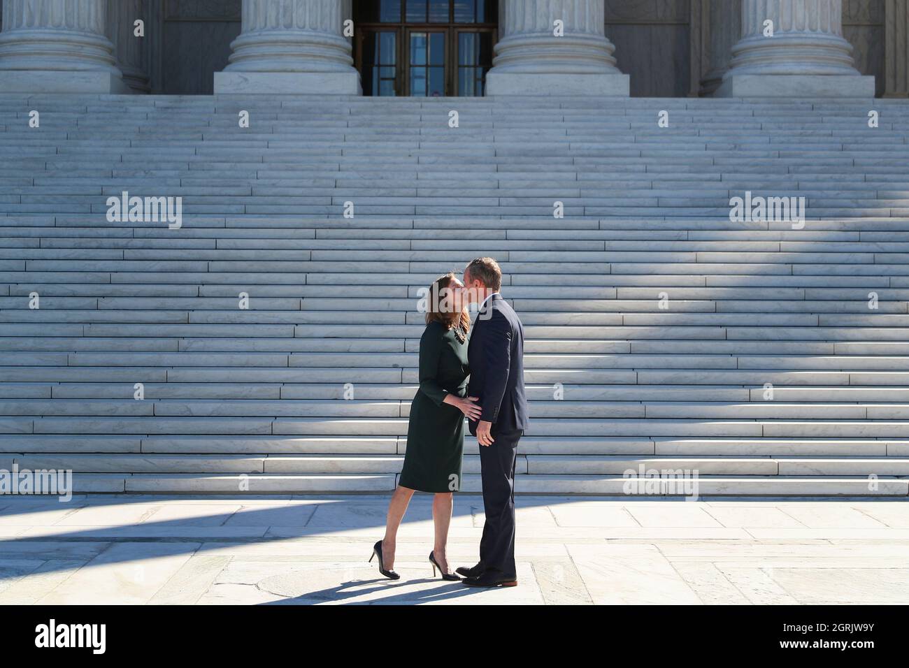 Justice Amy Coney Barrett küsst ihren Mann, Jesse M. Barrett, nach einer Investiturzeremonie auf den Stufen des Obersten Gerichtshofs der Vereinigten Staaten auf dem Capitol Hill in Washington, 1. Oktober 2021. REUTERS/Tom Brenner/ Stockfoto