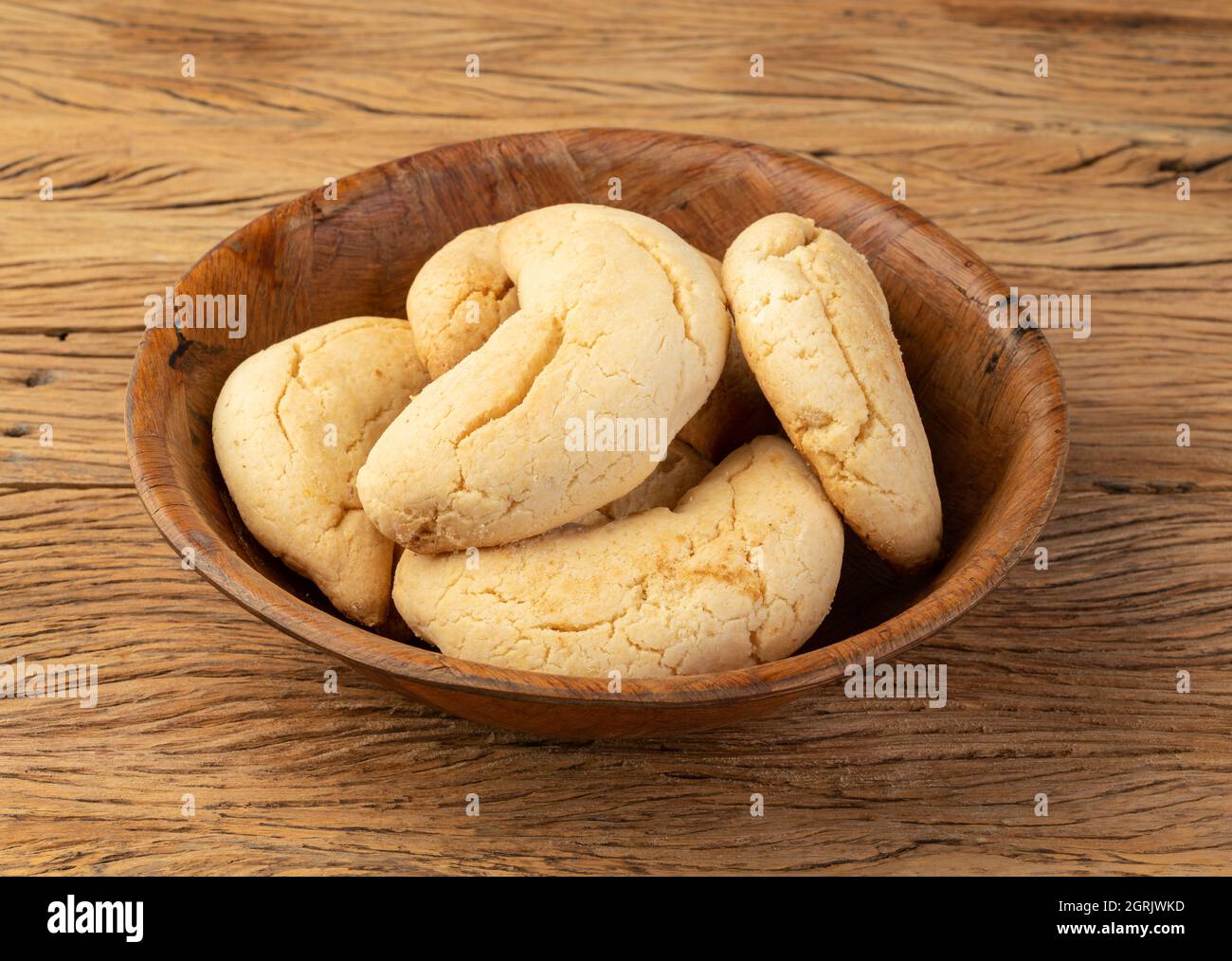 Chipatas, typisches südamerikanisches Käsebun auf einem Holztisch. Stockfoto