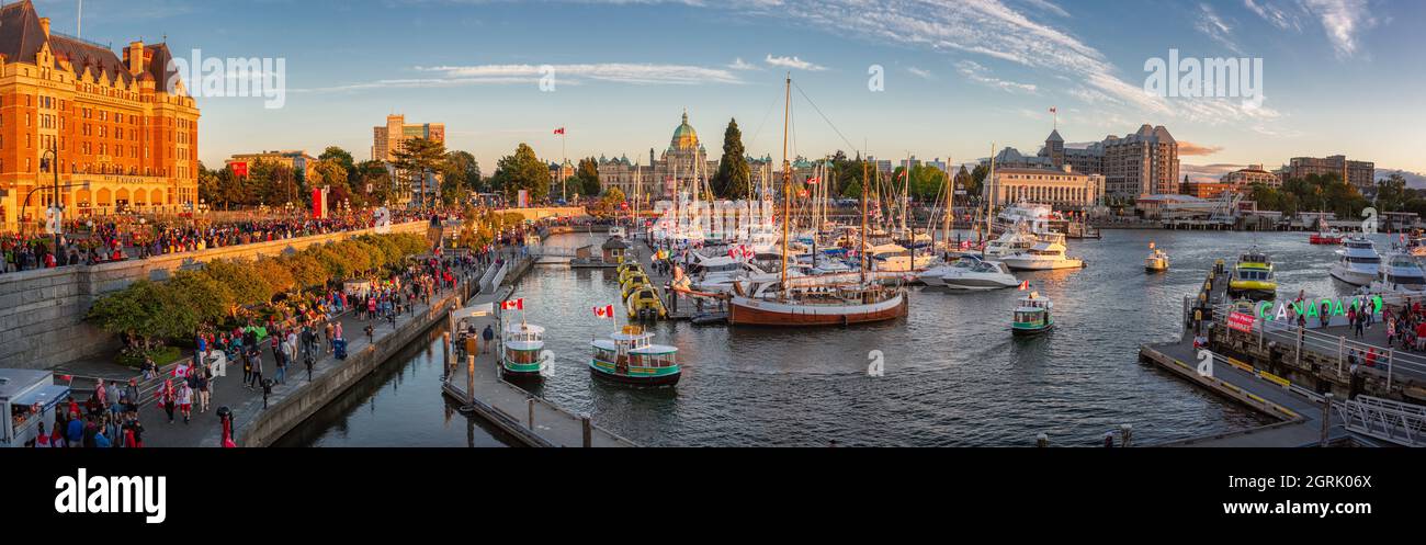 Canada Day in Victoria, Vancouver Island, Kanada. Massen von Menschen besuchen die Feierlichkeiten am Binnenhafen mit dem parlamentsgebäude während Sonnen Stockfoto