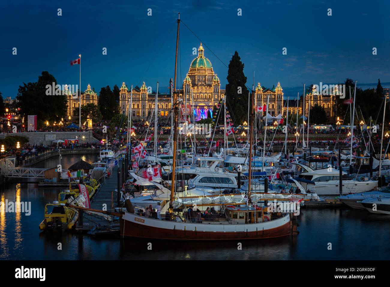 Canada Day in Victoria, Vancouver Island, Kanada. Massen von Menschen besuchen die Feierlichkeiten am Binnenhafen mit dem parlamentsgebäude während Sonnen Stockfoto