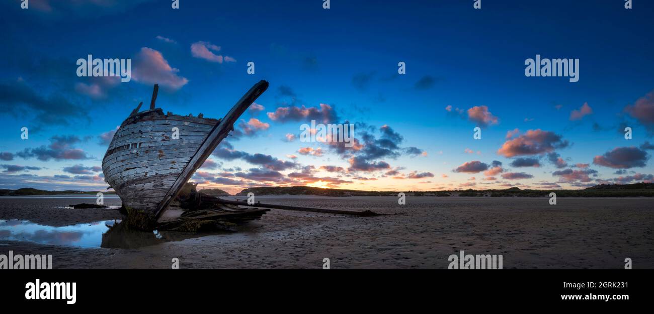 Sonnenuntergang am Strand von Magheraclougher Bunbeg, Bun Beag, Cara na Mara (Freund des Meeres) Bad Eddie, Eddie's Boat, County Donegal, Irland Stockfoto