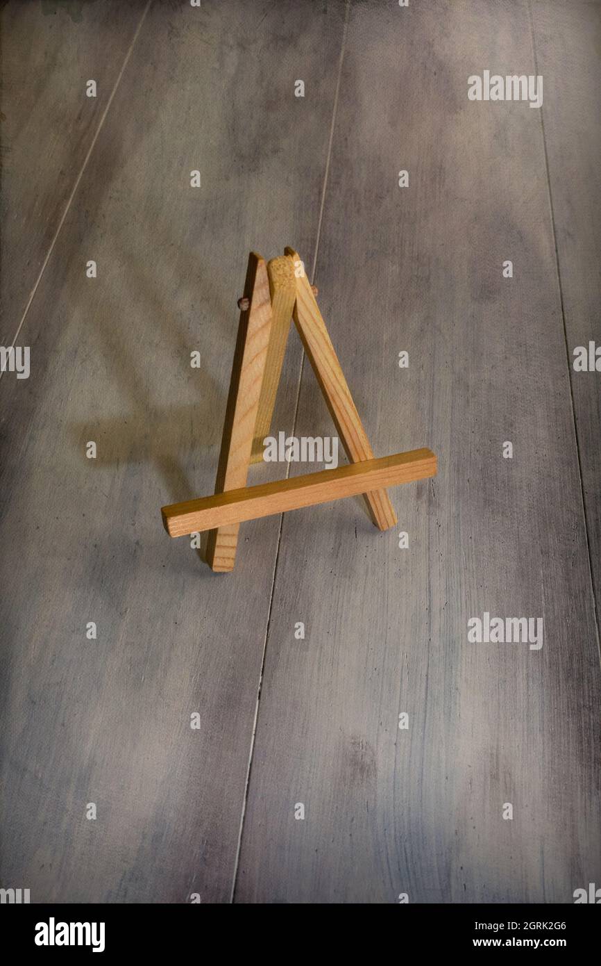 HolzStaffelei oder Kunsttafel mit Leinwand auf Holzhintergrund mit Kopierfläche Stockfoto
