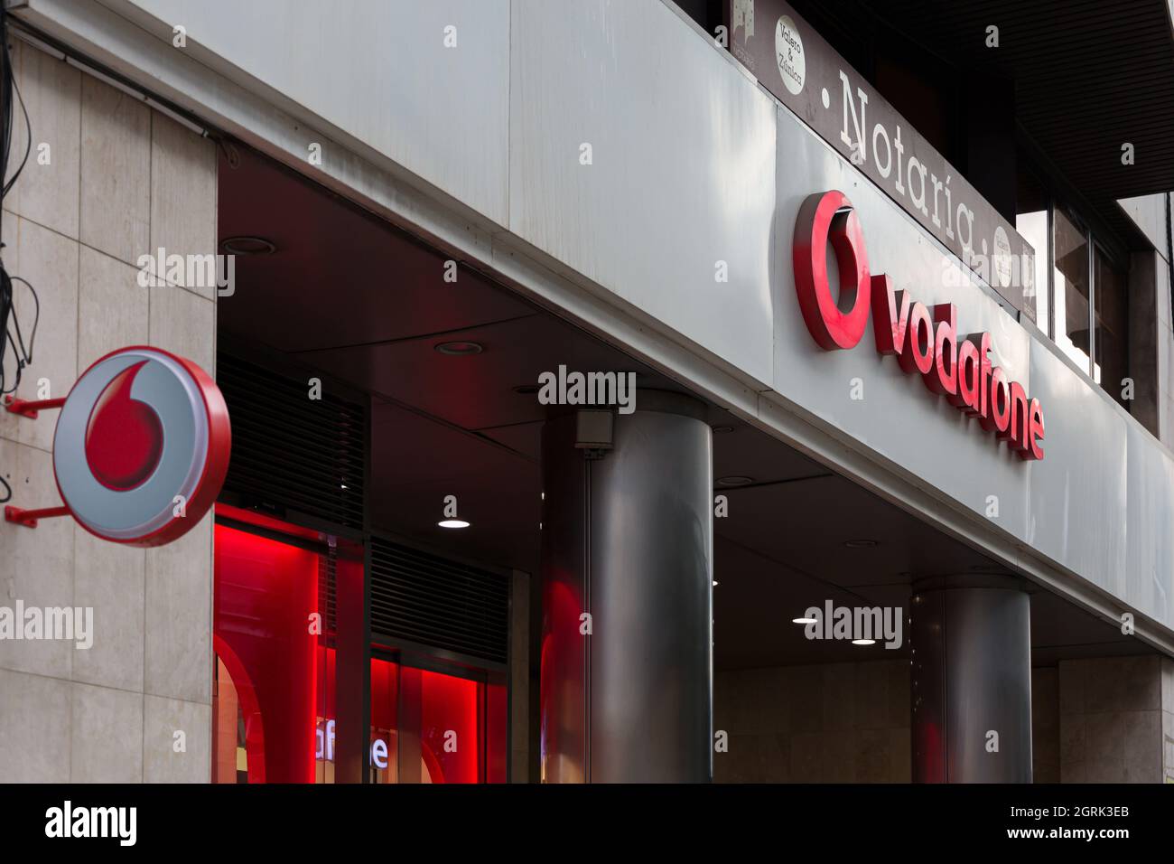 VALENCIA, SPANIEN – 30. SEPTEMBER 2021: Vodafone ist ein britisches multinationales Telekommunikationsunternehmen. Vodafone wird bis zum März alle spanischen Geschäfte schließen Stockfoto VALENCIA, SPANIEN – 30. SEPTEMBER 2021: Vodafone ist ein britisches multinationales Telekommunikationsunternehmen. Vodafone wird bis zum März alle spanischen Geschäfte schließen Stockfoto