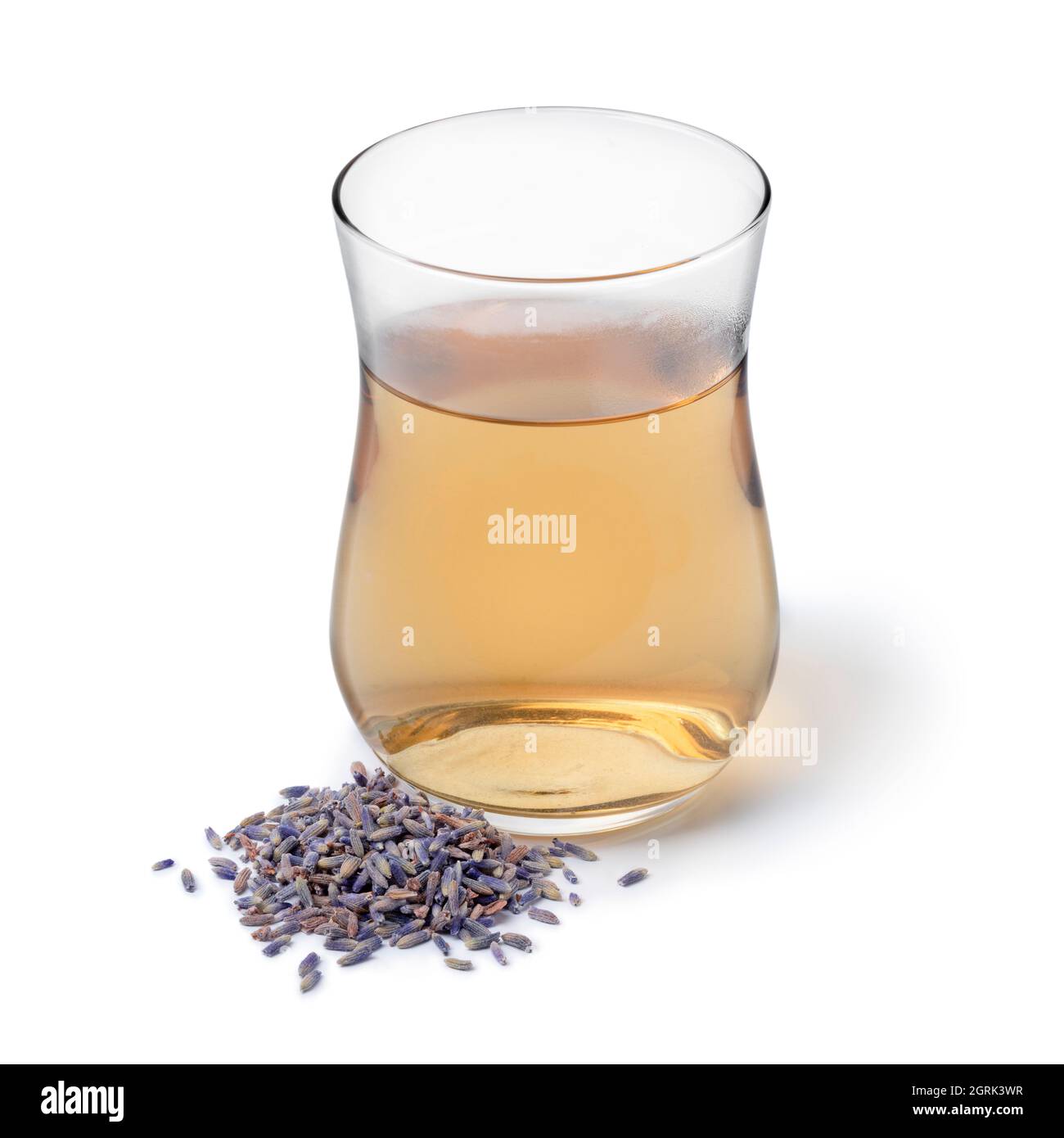 Glastasse mit Lavendeltee und einem frischen Zweig Lavendel vorne isoliert auf weißem Hintergrund Stockfoto