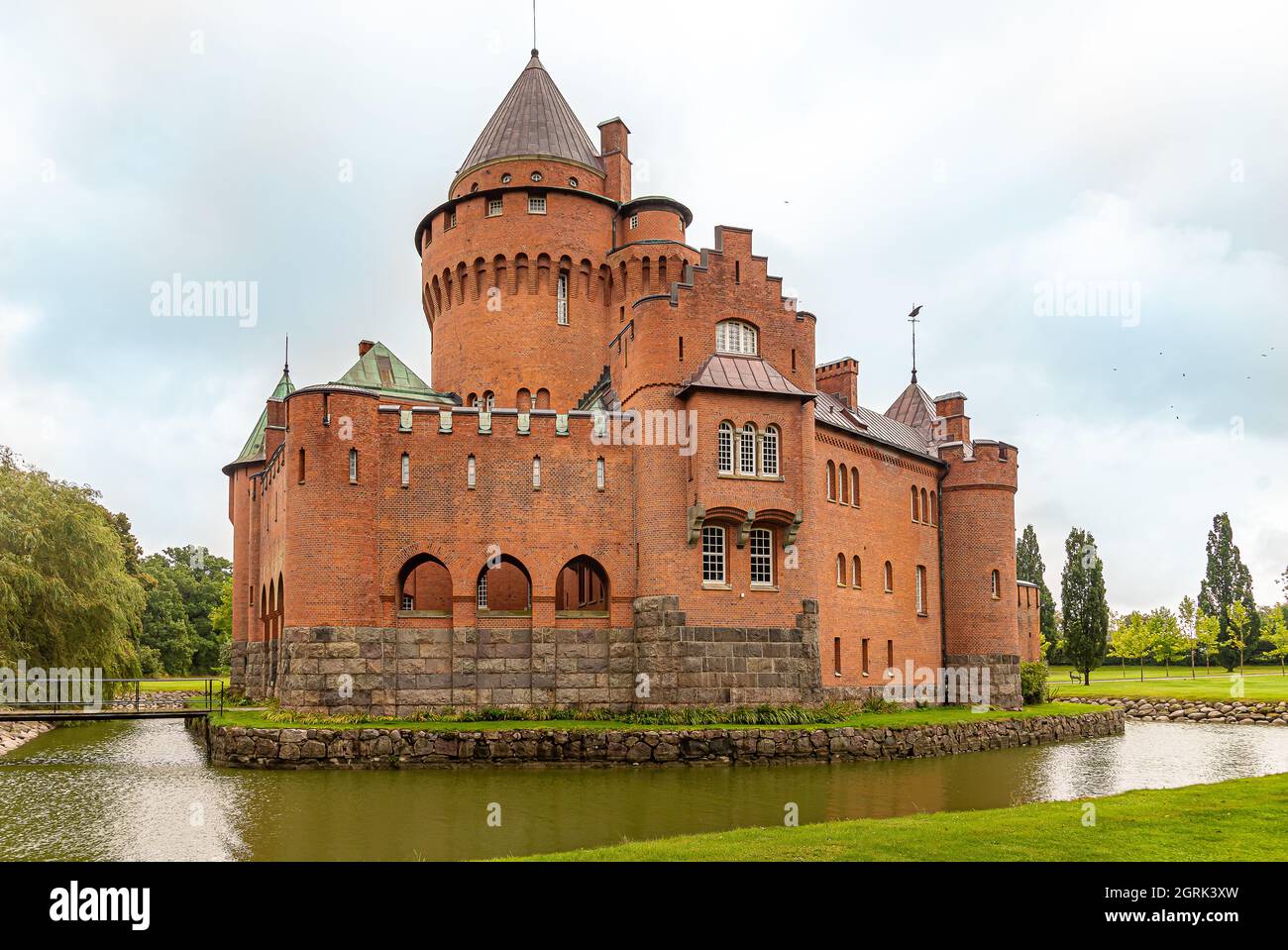 Das romantische Märchenschloss Hjularod in einer grünen Wiese, umgeben von einem Graben, Eslov, Schweden, 16. September 2021 Stockfoto