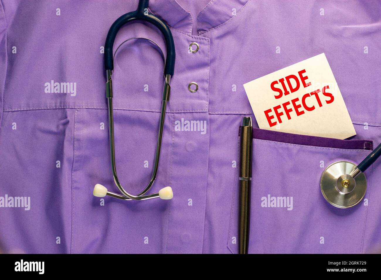 Symbol für Nebenwirkungen. Medizinische Uniform, weiße Karte mit den Worten Nebenwirkungen, metallischer Stift und Stethoskop. Medizinische und Nebenwirkungen Konzept. Stockfoto