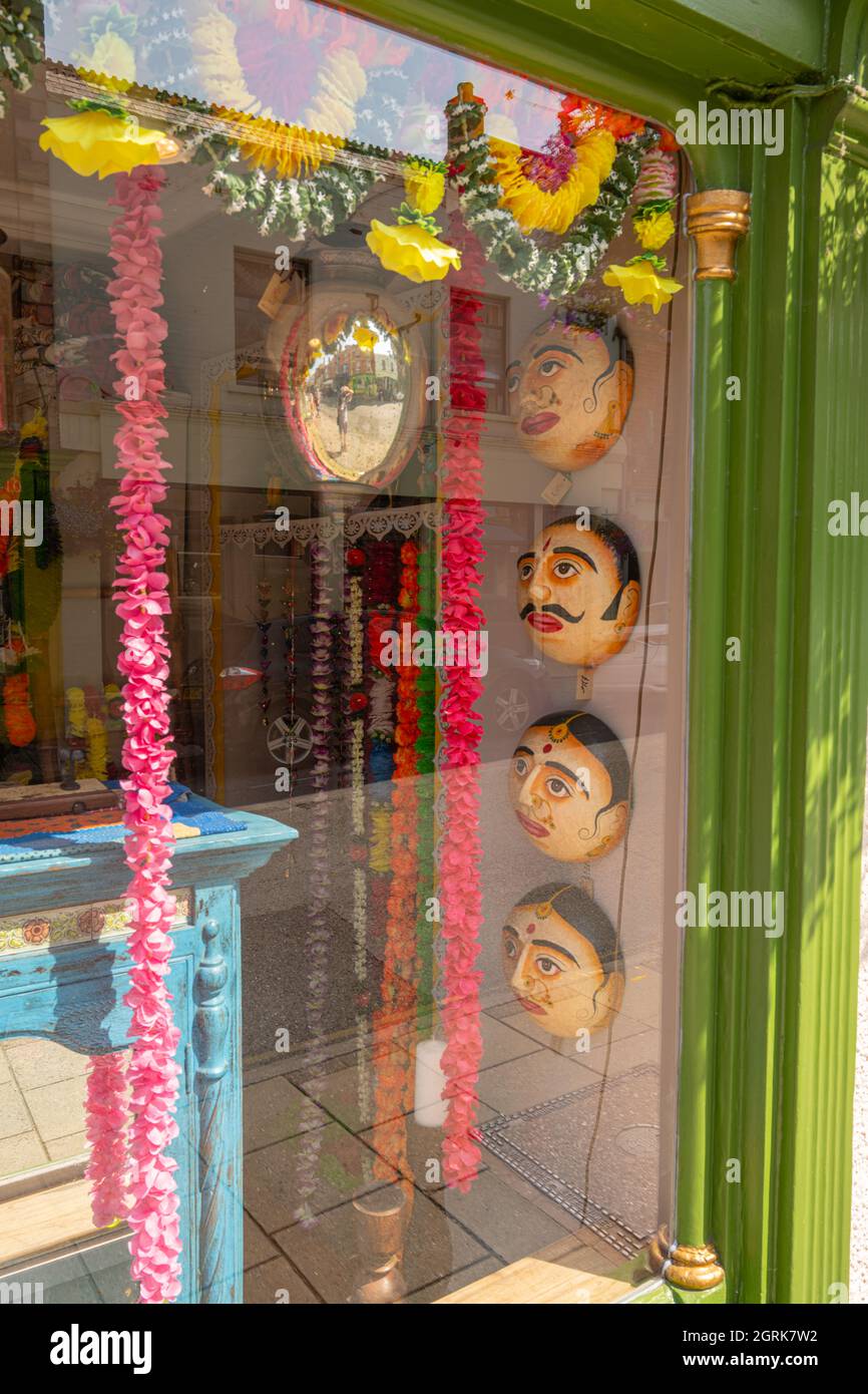 Masken in einem Schaufenster in einem New Age Shop in Glastonbury Somerset Stockfoto