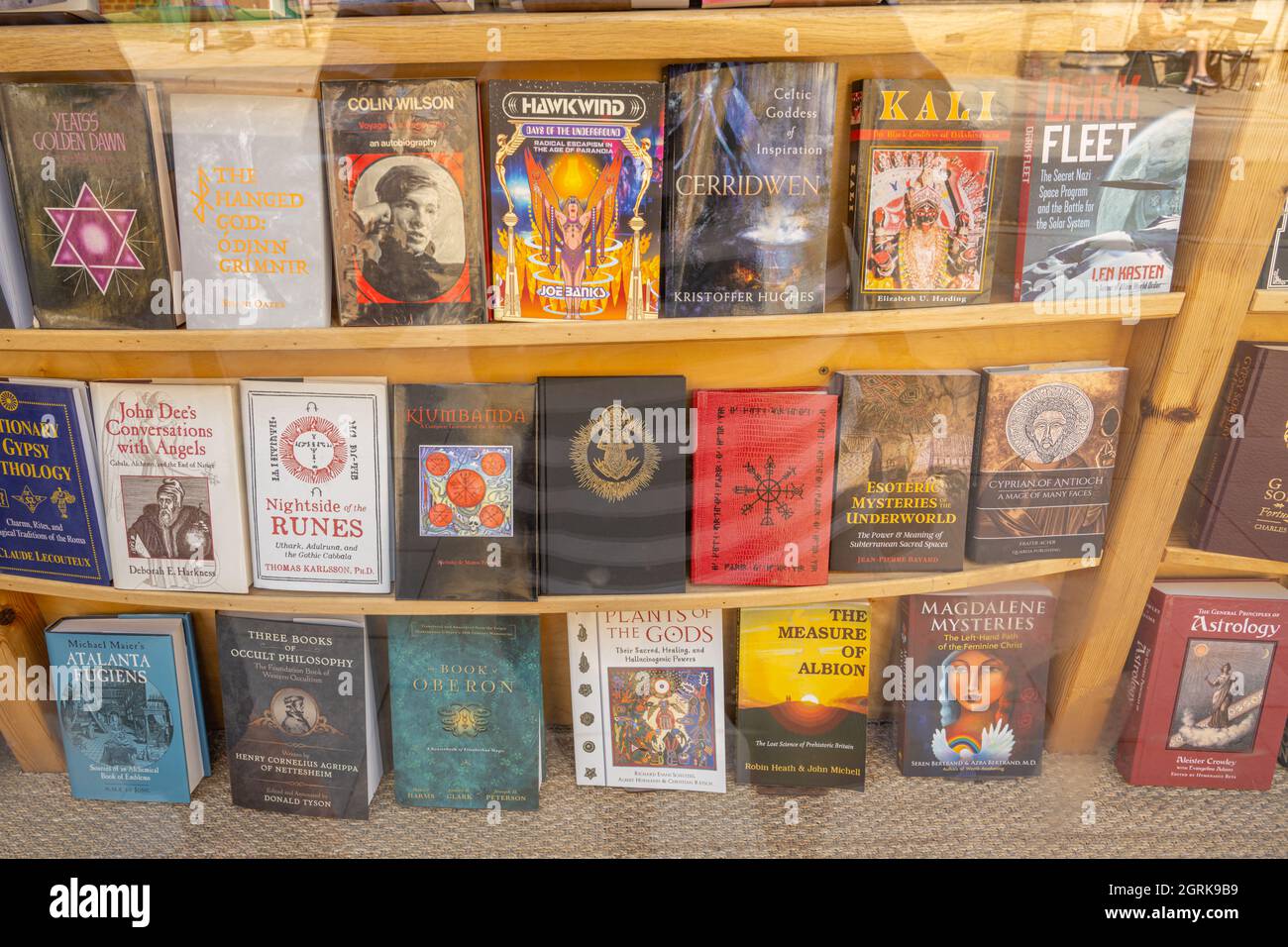 Bücher im Schaufenster des New Age Buchladens in Glastonbury Somerset. Stockfoto