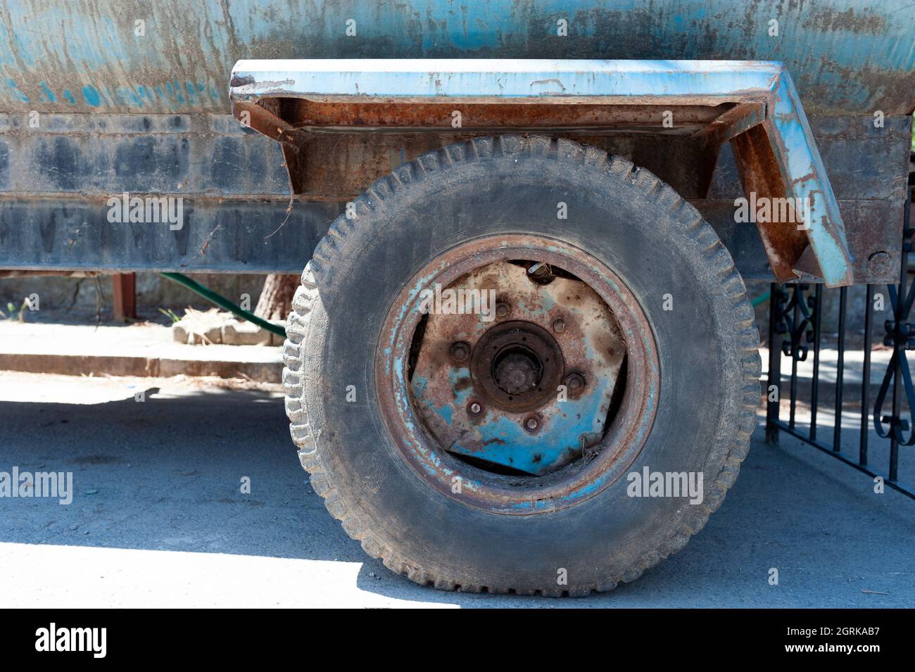 Altes Fahrzeug, Altfahrzeug, abgenutzter Reifen, Baggerlader Stockfoto