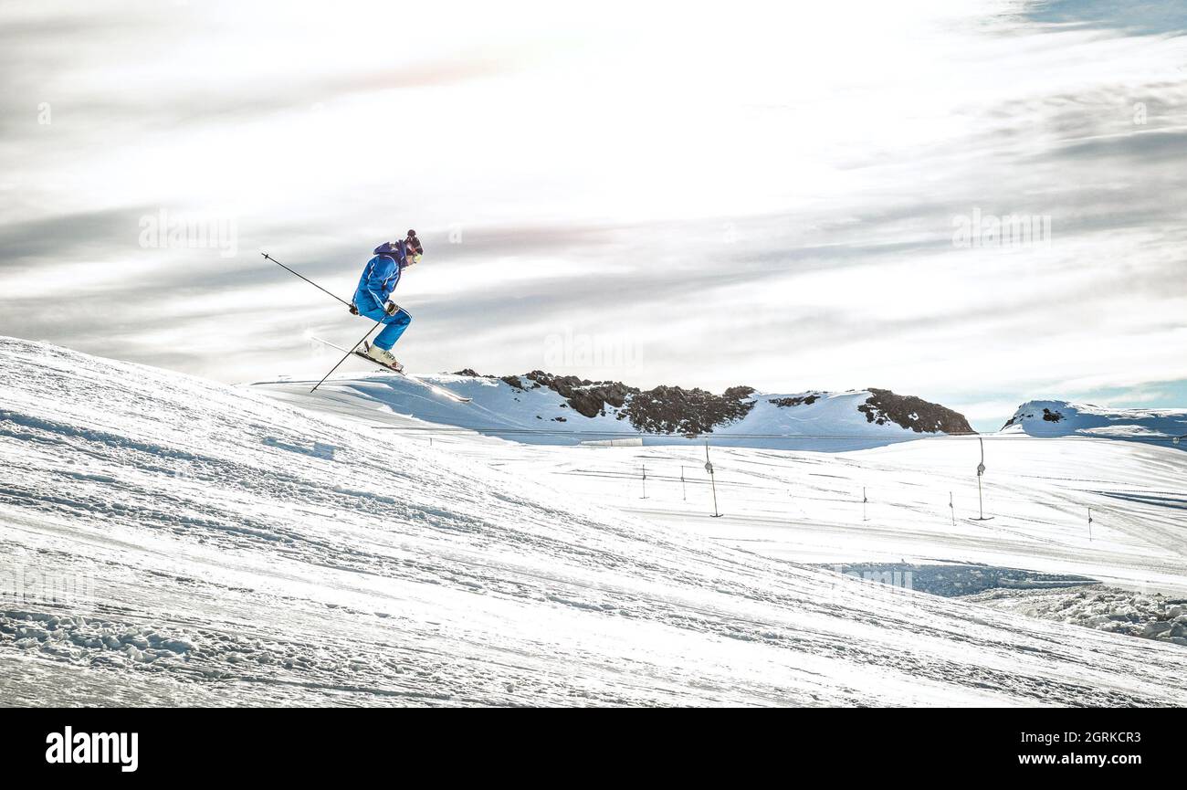 Professionelle Skifahrer die akrobatischen Sprung auf Downhill Ausstellung - Extreme Winter Sport Konzept mit Skifahren Athleten bei internationalen Rennen im Wettbewerb Stockfoto