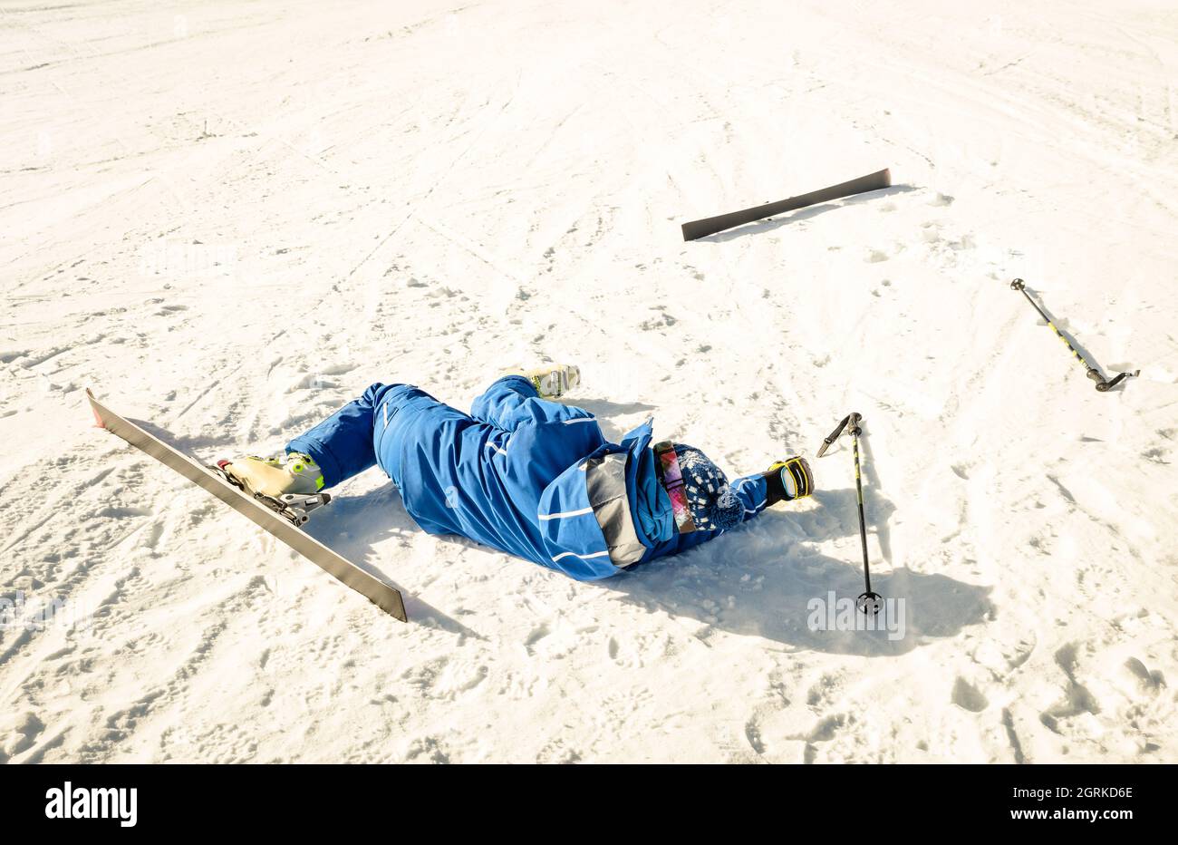 Profi-Skifahrer nach Crash-Unfall auf Skiresort Piste - Wintersport Notfall-Konzept mit Sportler, die Hilfe benötigen Stockfoto