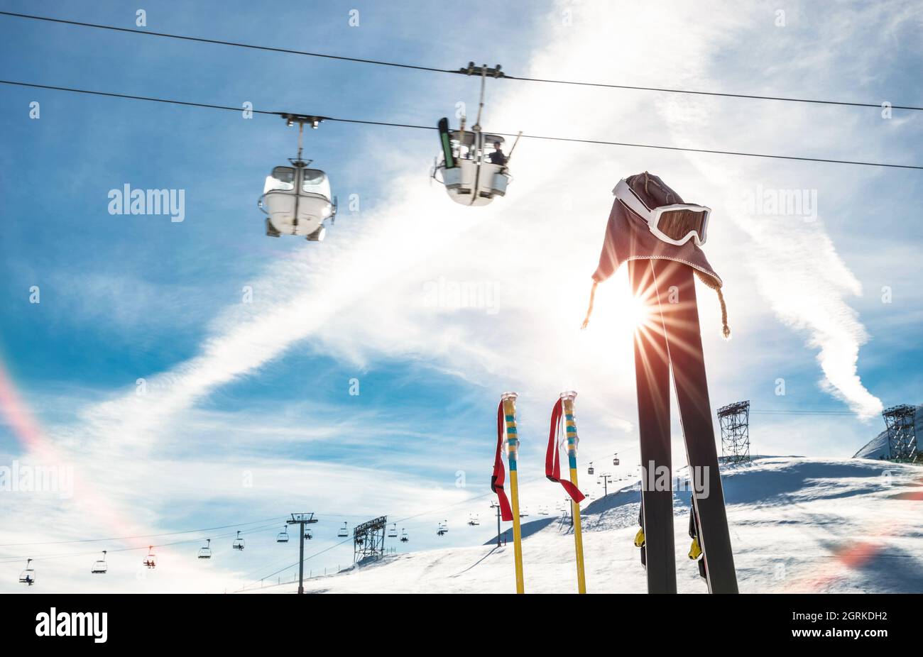 Skibrillen und Skistöcke am Resort-Gletscher mit Sessellift auf den französischen alpen - Reisekonzept Winterurlaub - Eröffnung der Hochsaison auf den Bergen Stockfoto