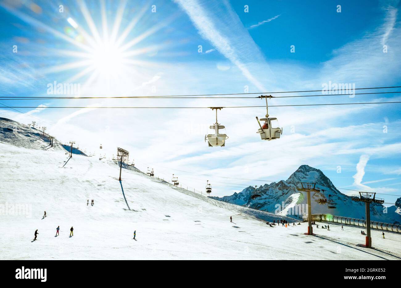 Skigebiet Les Deux Alpes 3600 Gletscher und Sessellift in Französische Alpen - Winter Urlaub und Reisen Sport Konzept - Snowboard Saison Eröffnung und Menschen Stockfoto