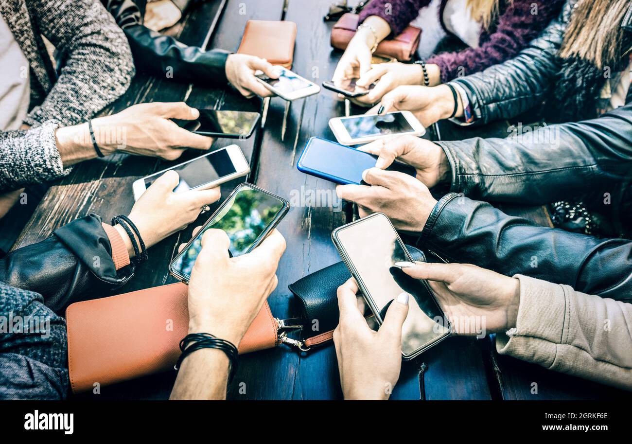 Die Menschen haben süchtig Spaß zusammen mit Smartphone - Millennial-Sharing-Inhalte auf Social-Media-Netzwerk mit mobilen Smartphones Stockfoto