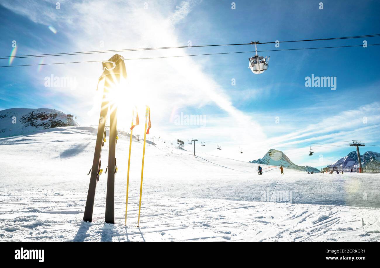 Panoramablick auf das Skigebiet Gletscher und Sessellift in Französische Alpen - Winter Urlaub und Reisen Konzept - Hochsaison Winter Opening mit Menschen havin Stockfoto
