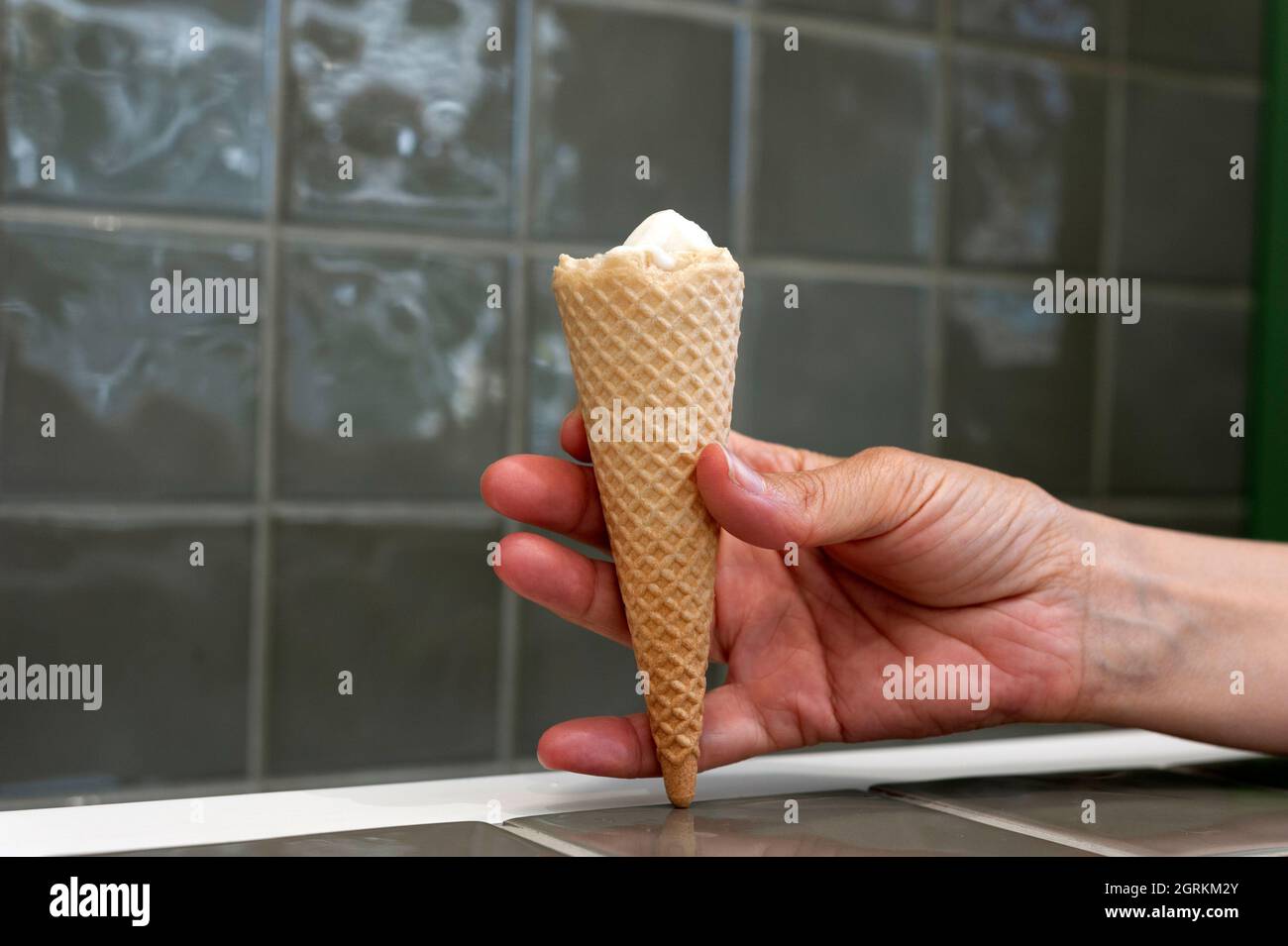 Lady hält Eis, gegessen Eis. Stockfoto