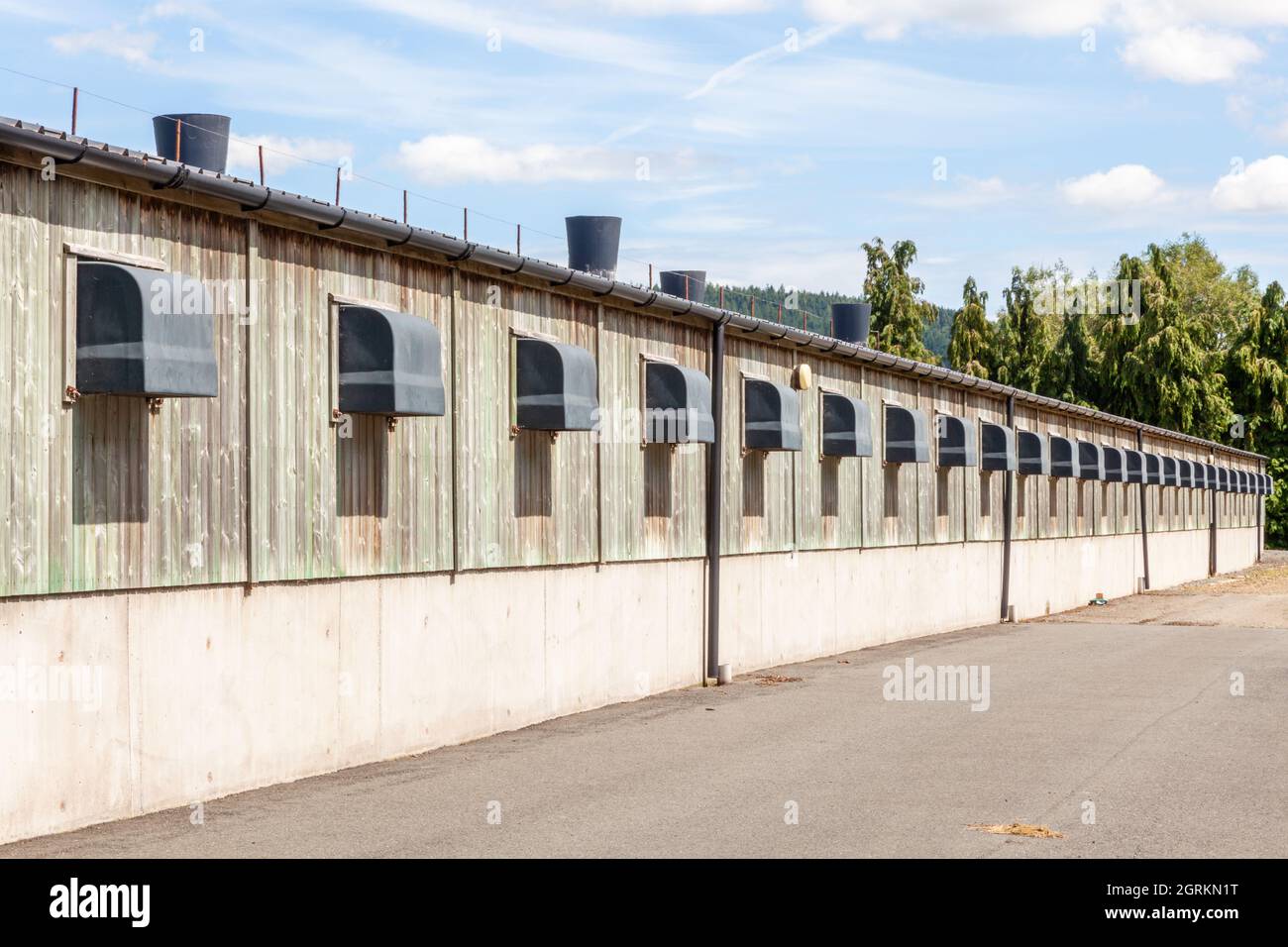 Zurücktretende Hühnerstall auf einer Geflügelfarm in ländlicher Umgebung Stockfoto