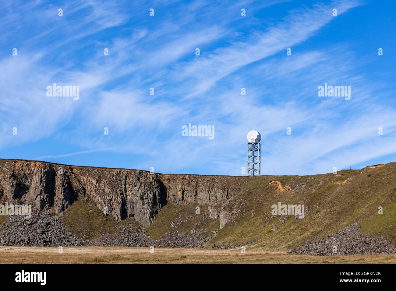 Radarstation Turm über stillgelegten Steinbruch auf Titterstone Clee Hill Shropshire Stockfoto