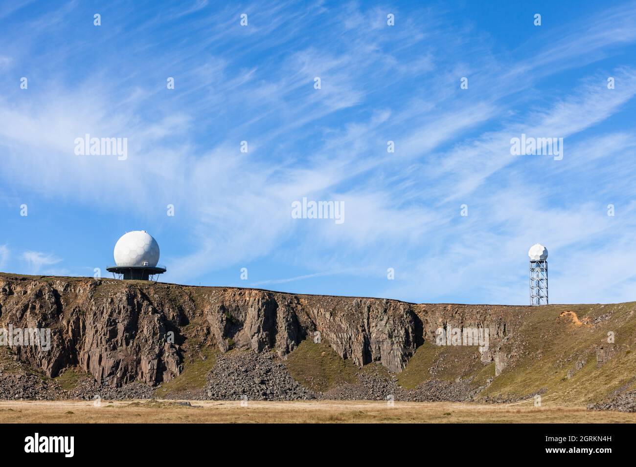 Die Radarstation ragt über dem stillgelegten Steinbruch auf dem Titterstone Clee Hill Shropshire Stockfoto