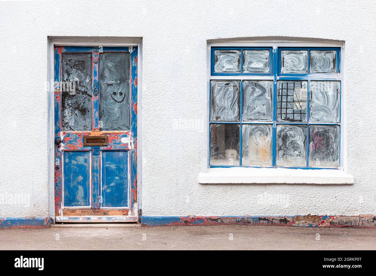 Front von Reihenhaus mit Tür und Fenster in Renovierung Stockfoto