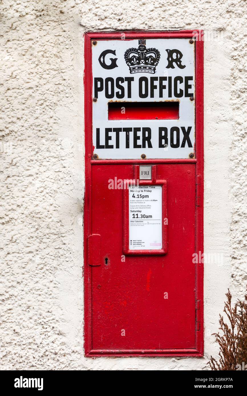 Rpyal Mail Post Office Briefkasten mit weißer Emaille GR George Vth  Chiffrierplatte Stockfotografie - Alamy