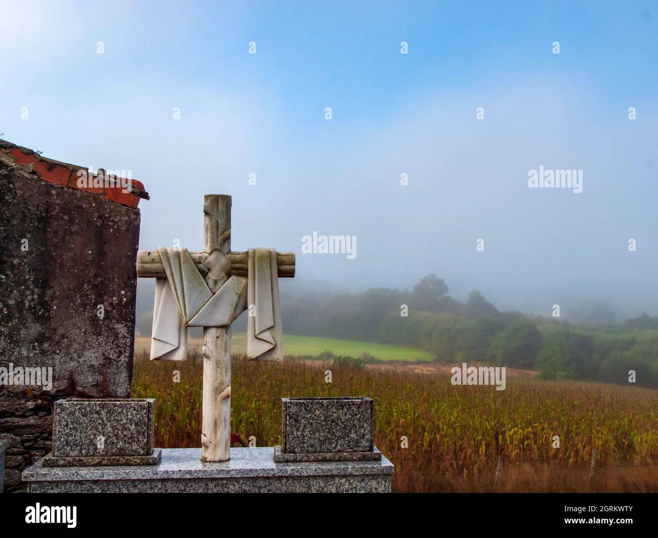 Steinkreuze von einem alten Friedhof im keltischen Stil in Galicien bei Sonnenaufgang Stockfoto