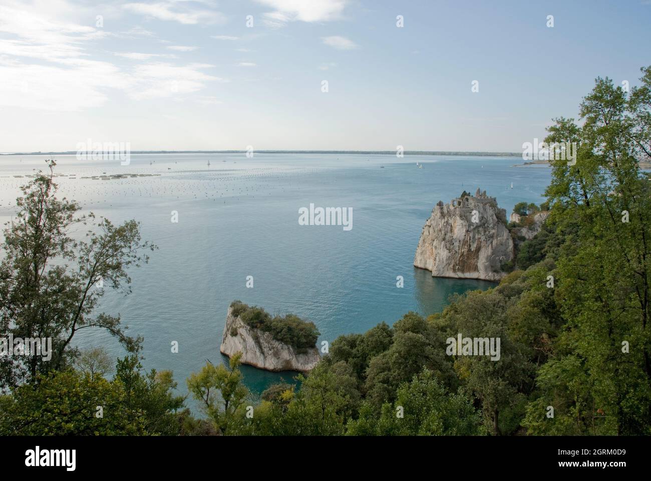 Blick auf den Karst an der Küste von Duino, Provinz Triest, Italien Stockfoto Blick auf den Karst an der Küste von Duino, Provinz Triest, Italien Stockfoto