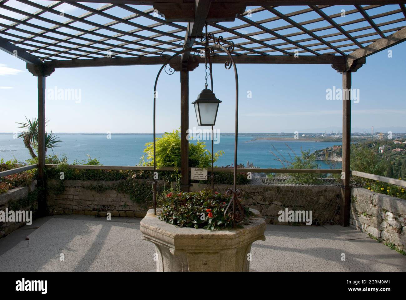 Blick über die Adria von der schönen Terrasse des Schlosses Duino Stockfoto Blick über die Adria von der schönen Terrasse des Schlosses Duino Stockfoto