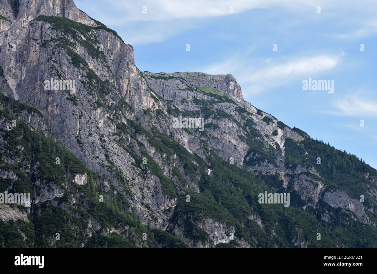 Monte Piana 2324 Meter hoch, vom Tal des Lago di Landro aus gesehen Stockfoto