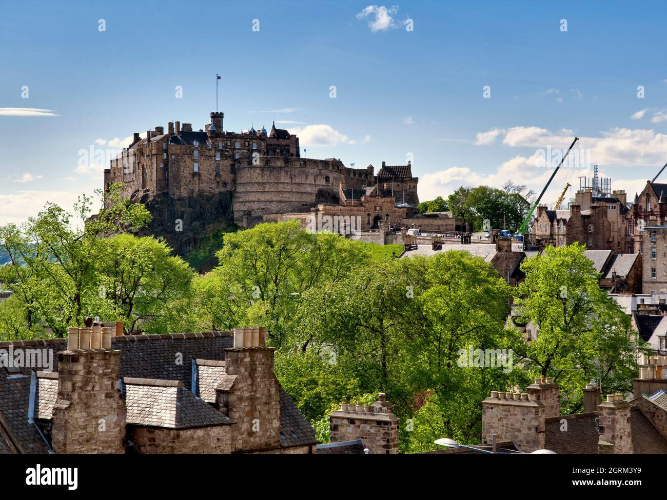 Blick von der Dachterrasse auf Edinburgh Castle, Edingburgh, Schottland an einem sonnigen Tag Stockfoto